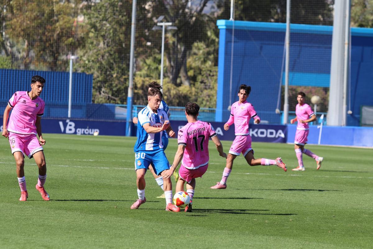 El Castellón B acabó remontando el gol inicial del filial del Espanyol.