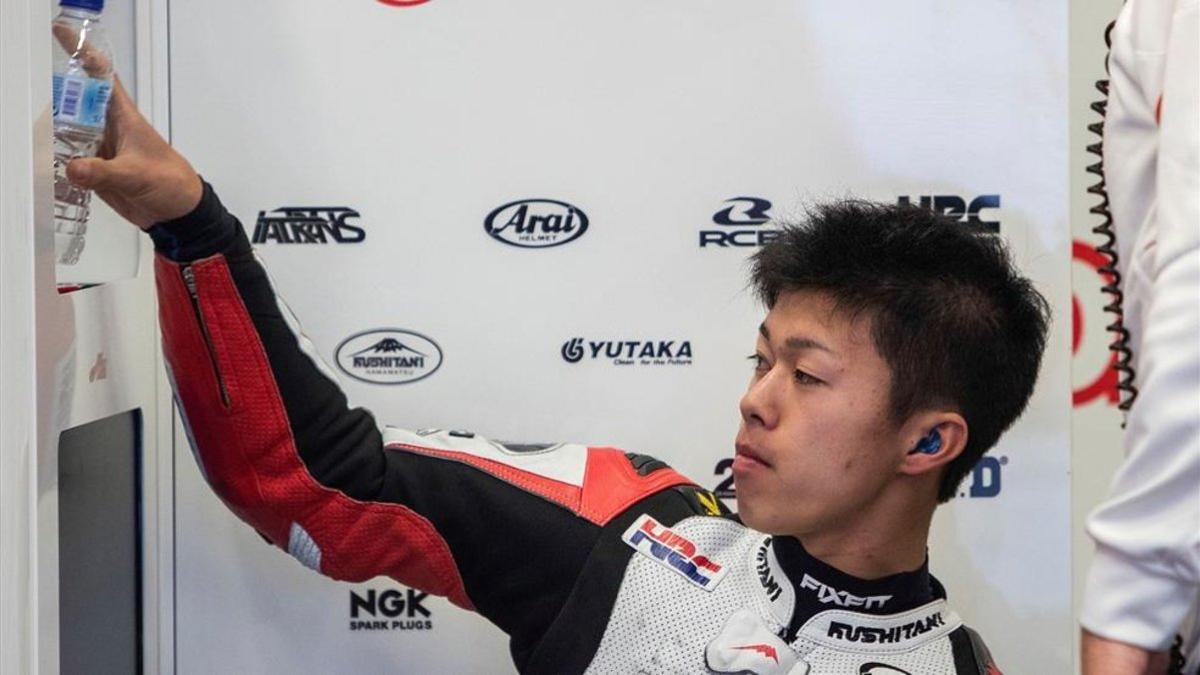 El joven piloto japonés en su box