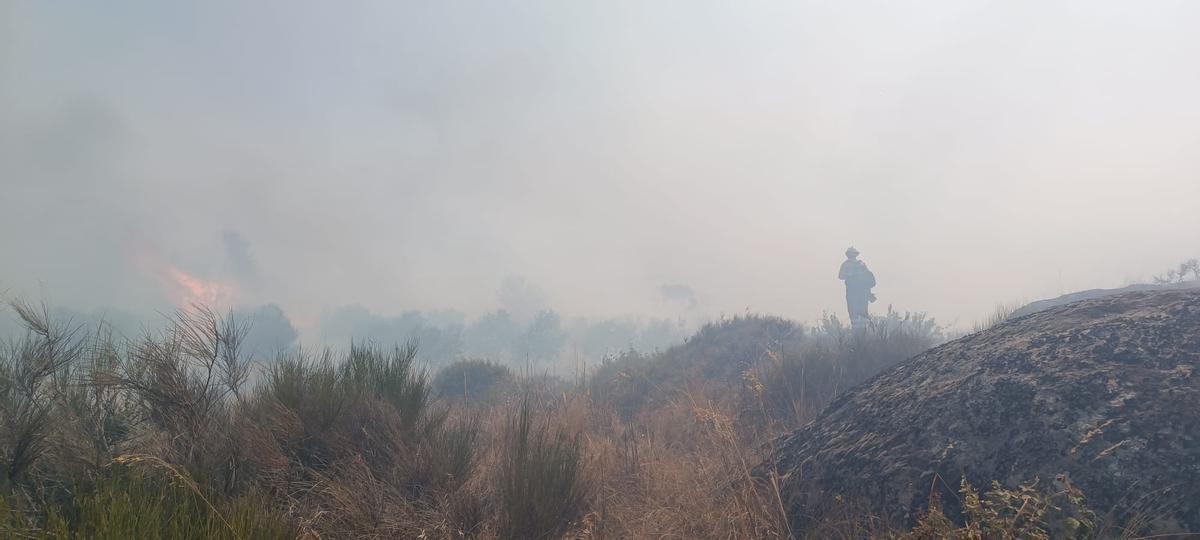 Un miembros de las cuadrillas trabajando en el incendio de Arribes