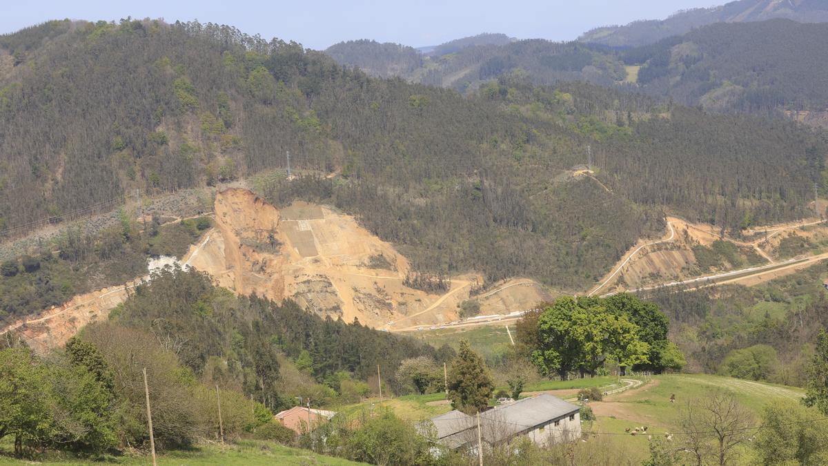 El enorme argayo que corta la nacional 634 entre Salas y Cornellana