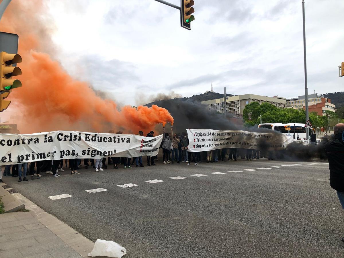 Una manifestació d’universitaris talla la Diagonal de Barcelona