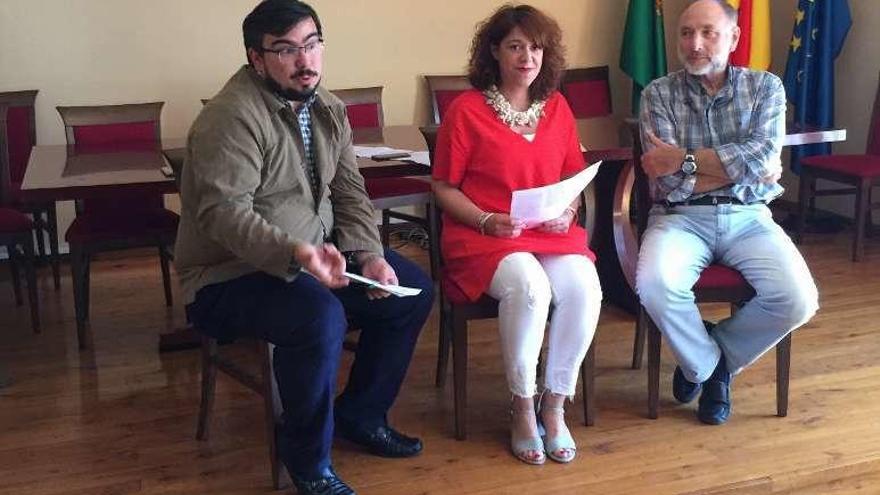 Álvaro Solano, Mónica Gutiérrez y Gonzalo González, en Cangas.