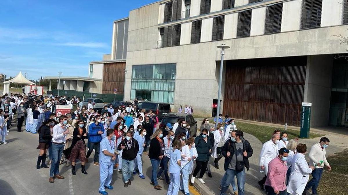 Protesta de los sanitarios en el hospital de Dénia