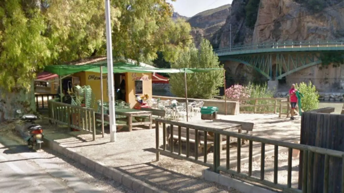 Un chiringuito que está 'a pie de río' en la Región de Murcia y donde está permitido el baño: junto a la playa fluvial de El Arenal