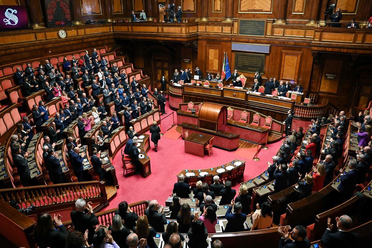 Los miembros del Senado italiano esperan a que empiece la votación para elegir al nuevo presidente del Senado.