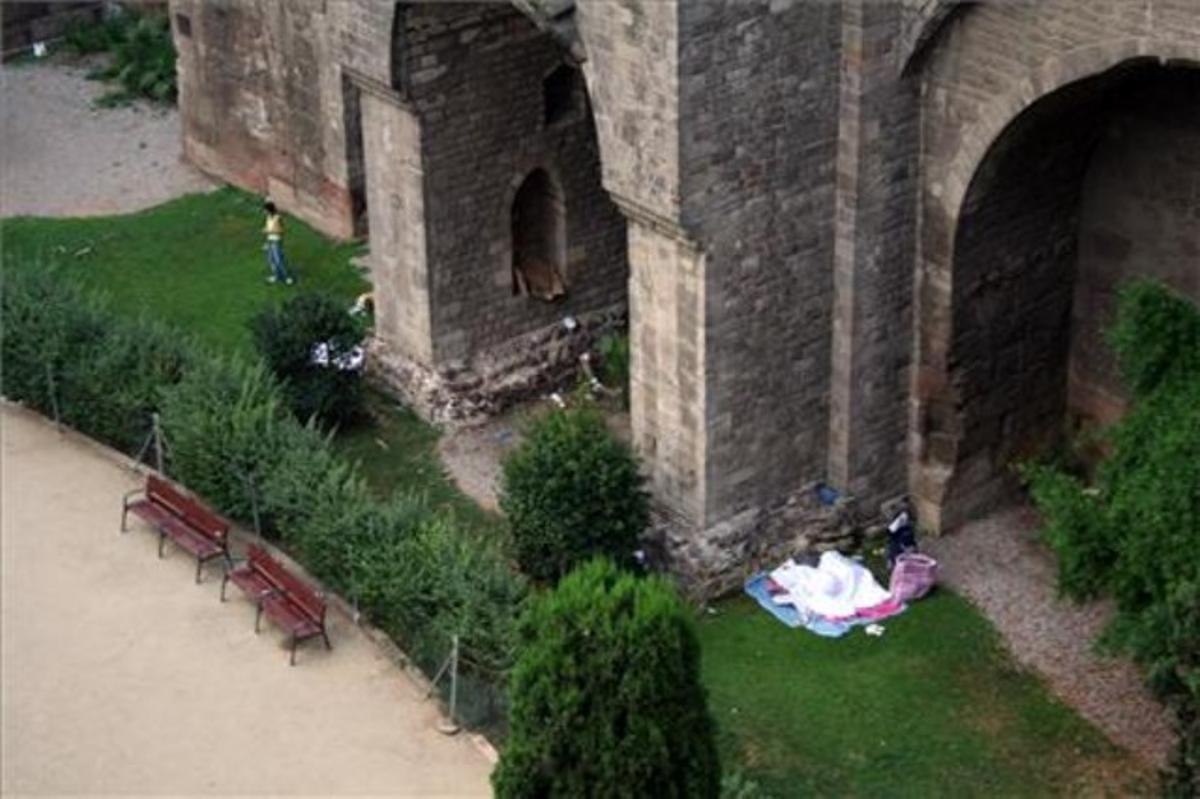 Descontrol a la muralla.Faig pública la situació que vivim a la plaça de Ramon Berenguer de Barcelona. Com es veu en la imatge, alguns indigents i turistes dormen cada nit al costat de la muralla, que fan servir d’urinari. A més, tapen els llums que il·luminen el recinte perquè els molesten per dormir. Donem una imatge de brutícia i descontrol, però l’ajuntament, ni cas.