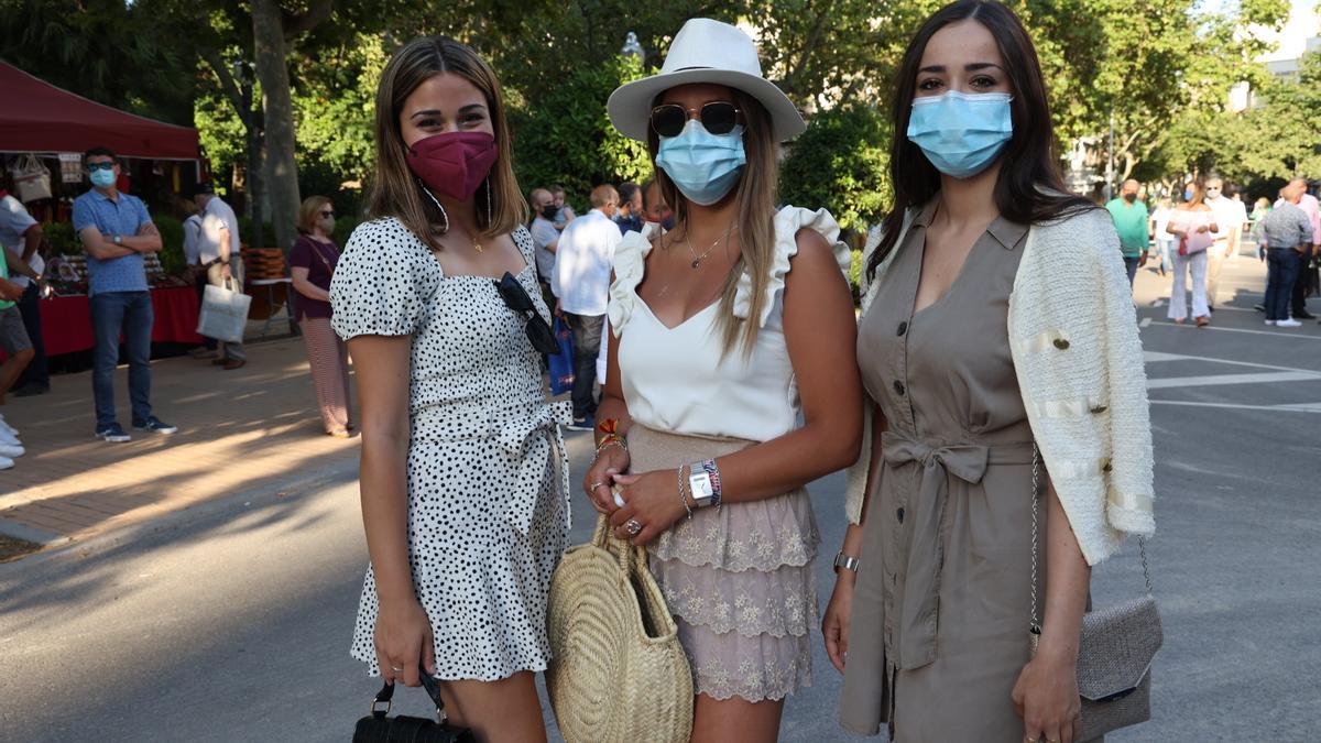 Julia Monlleó, Claudia Artero y Mar Cantavella, antes de asistir a la corrida de toros.