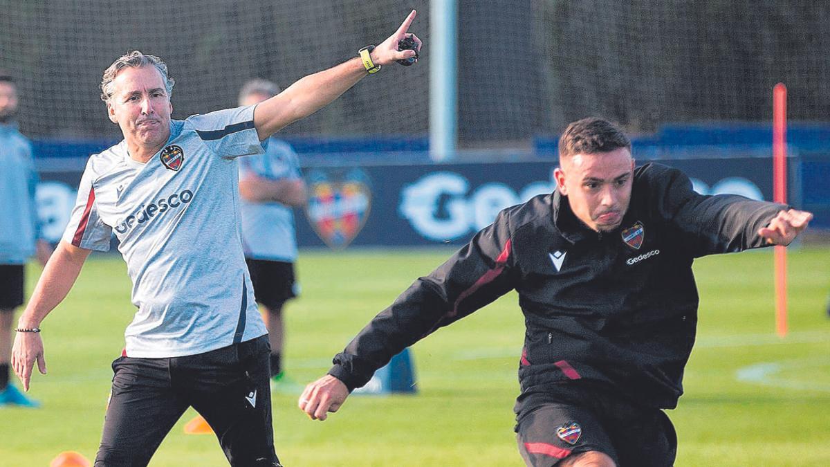 Javi Pereira, con Roger en un entrenamiento