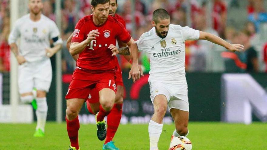 Xabi Alonso persigue a Isco en el Bayern-Madrid.