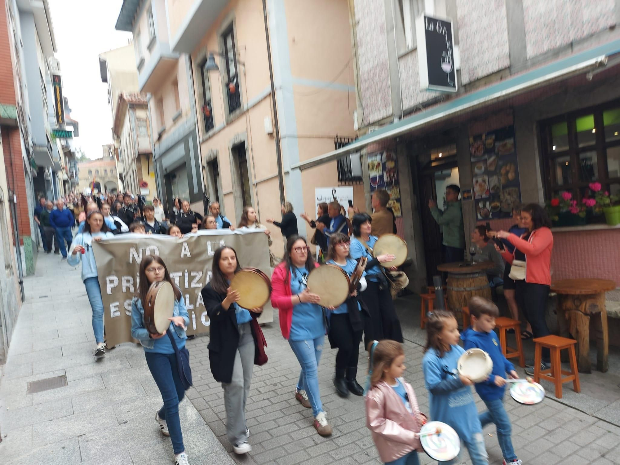 En imágenes: Así fue la manifestación contra el cierre de la Escuela de Música de Tineo