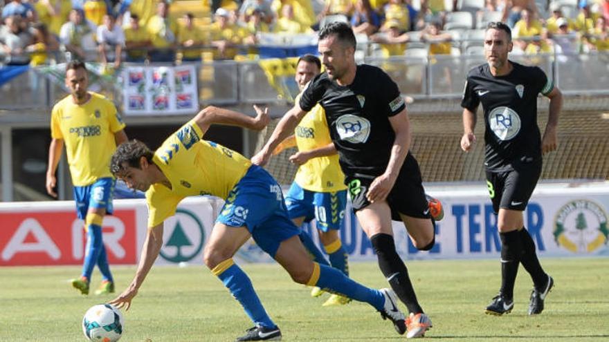 López Garai trata de arrebatar el balón a Juan Carlos Valerón durante el famoso Las Palmas-Córdoba.