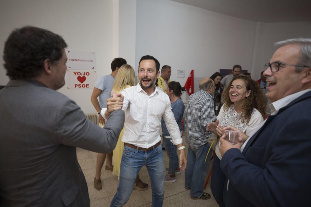 Los socialistas celebran la decisión de la Junta Electoral que les da la victoria en Vila.