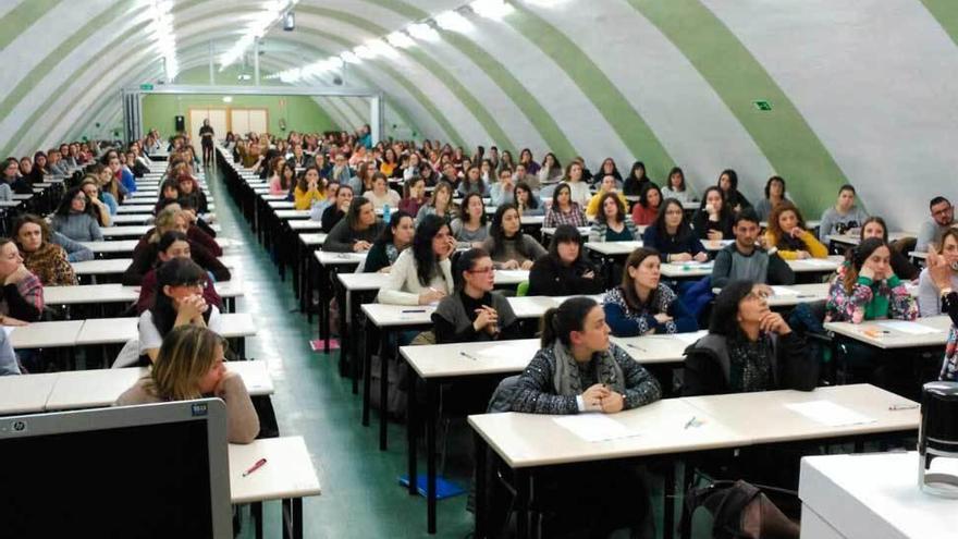 Los aspirantes, antes de comenzar la prueba en el aula alquilada en la UNED.