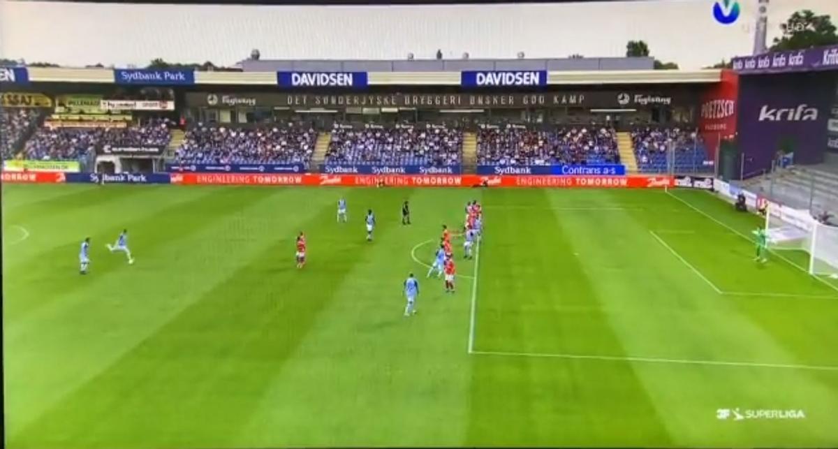 ¡La mandó literalmente fuera del estadio! El potente tiro en este partido de la liga danesa que ha dado la vuelta al mundo