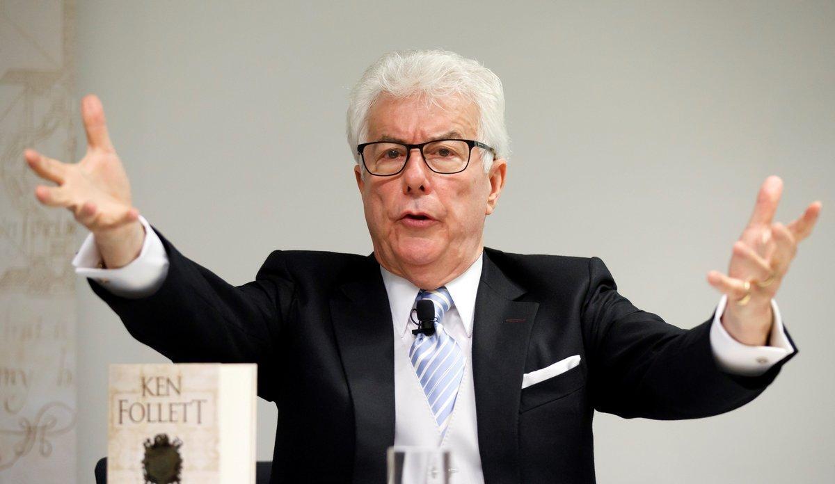 f10. FRÁNCFORT (ALEMANIA), 11/10/2017.- El escritor británico Ken Follett durante la presentación de su libro Una columna de fuego en la Feria del Libro de Fráncfort, en el recinto ferial Messe Frankfurt de Fráncfort, Alemania, hoy, 11 de octubre de 2017. La feria se celebra del 11 al 15 de octubre y Francia es el país invitado en esta edición. EFE/RONALD WITTEK