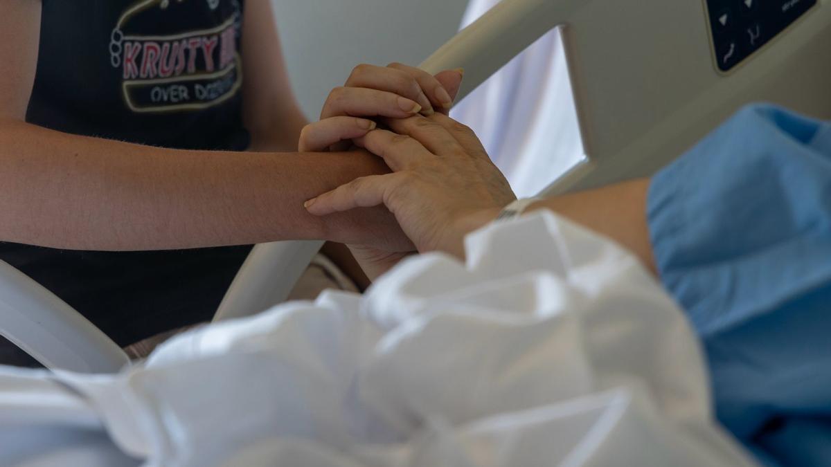 La pacient ingressada a l'Hospital d'Alacant al costat del treballador social