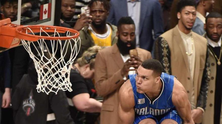 Aaron Gordon salta por encima de la mascota de los Magic en el mate más espectacular. // Warren Toda