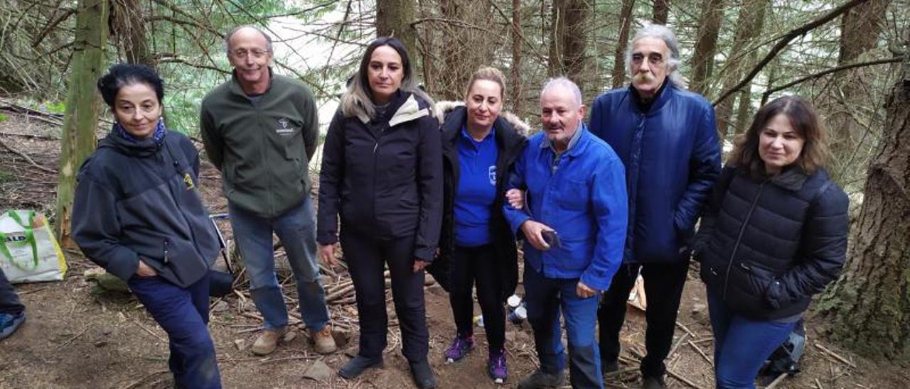 La consejera de Presidencia y la alcaldesa de Lena, en el centro,  junto a miembros de la asociación «Fosa de Parasimón» y la viceconsejera de Justicia (a la derecha), ayer en Parasimón.