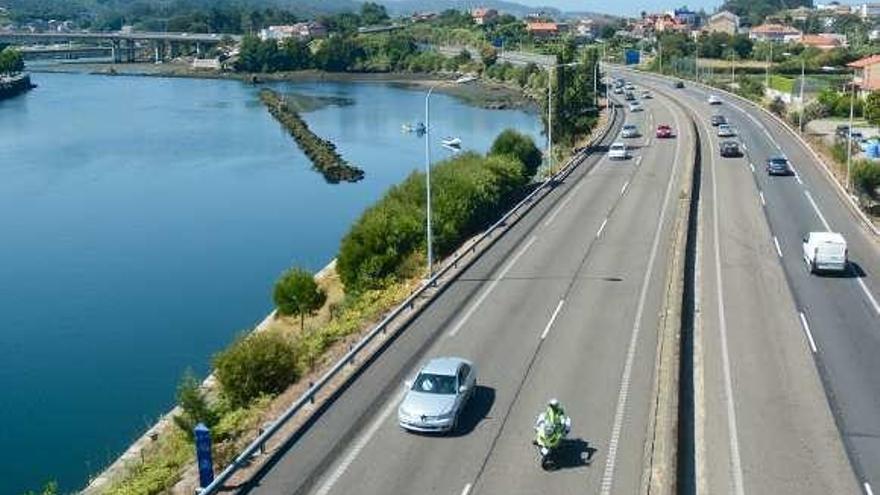 La AP-9 y el puente, con tráfico fluido en la mañana de ayer. // R. V.