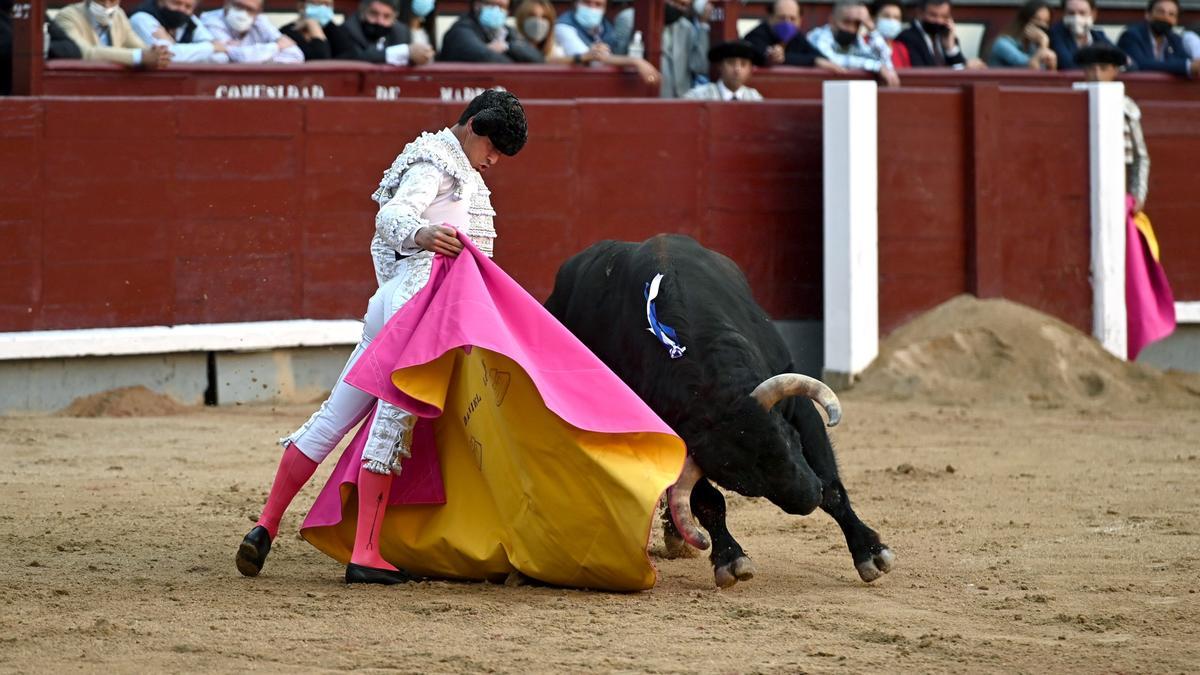 Daniel Luque, con su primer toro, al que cortó una oreja.