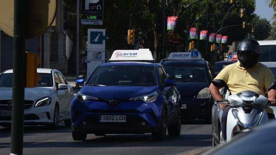 Un momento de la manifestación de los coches de autoescuela, a su paso la avenida Manuel Agustín Heredia.