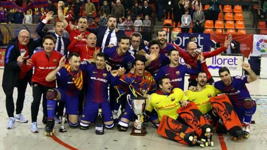 La plantilla del Barça Lassa celebrant el seu tercer títol consecutiu de Copa del Rei ahir a Lloret.