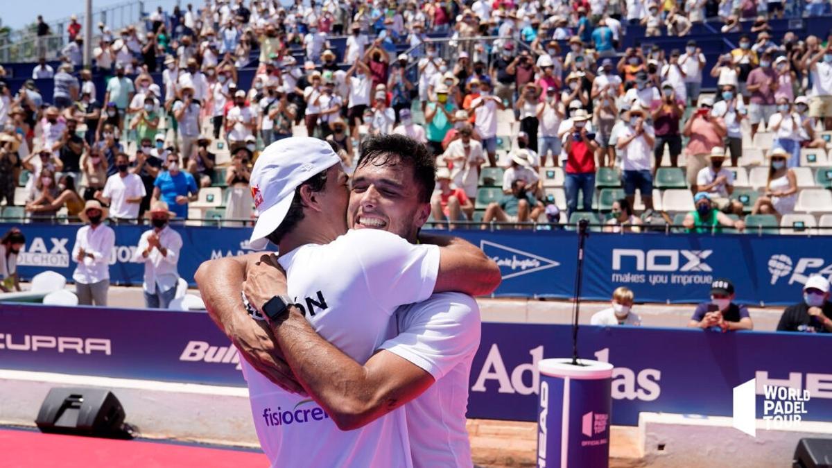 Lebrón y Galán, abrazándose tras ganar la final