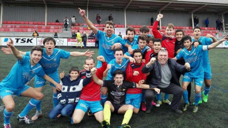 La plantilla de los juveniles celebra la permanencia junto a su presidente, Luis Guimeráns. // FDV