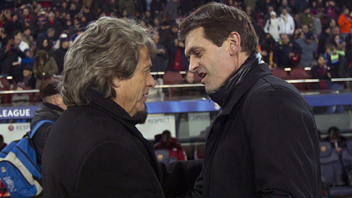 Tito Vilanova saluda a Jorge Lesus, el entrenador del Benfica, antes de comenzar el partido