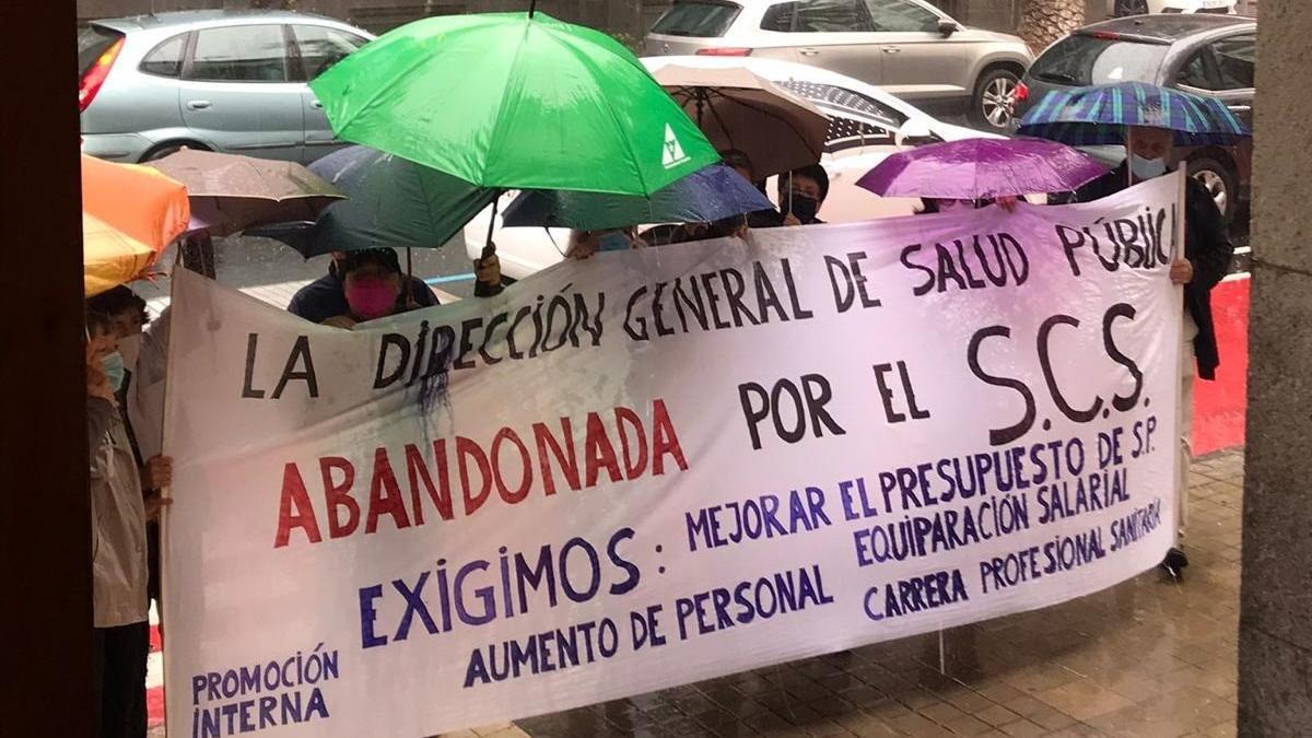 Archivo - Trabajadores de Salud Pública se concentran en protesta por el abandono de este departamento en los últimos 25 años