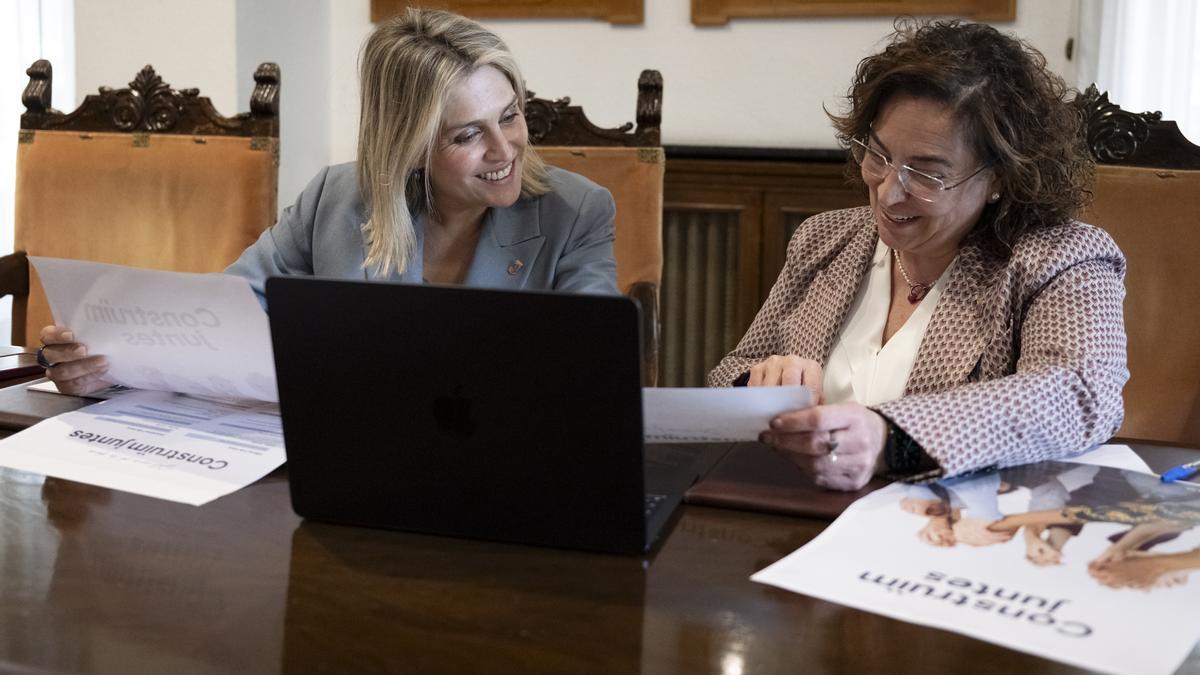 La presidenta de la Diputación, Marta Barrachina, y la diputada del área social, Marisa Torlá, atendiendo proyectos.