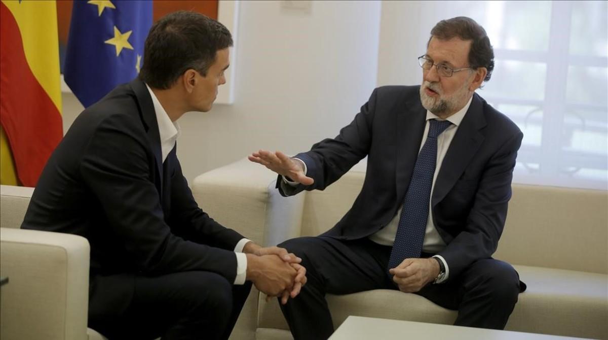 Mariano Rajoy y Pedro Sánchez, durante una reunión en el Palacio de la Moncloa. 