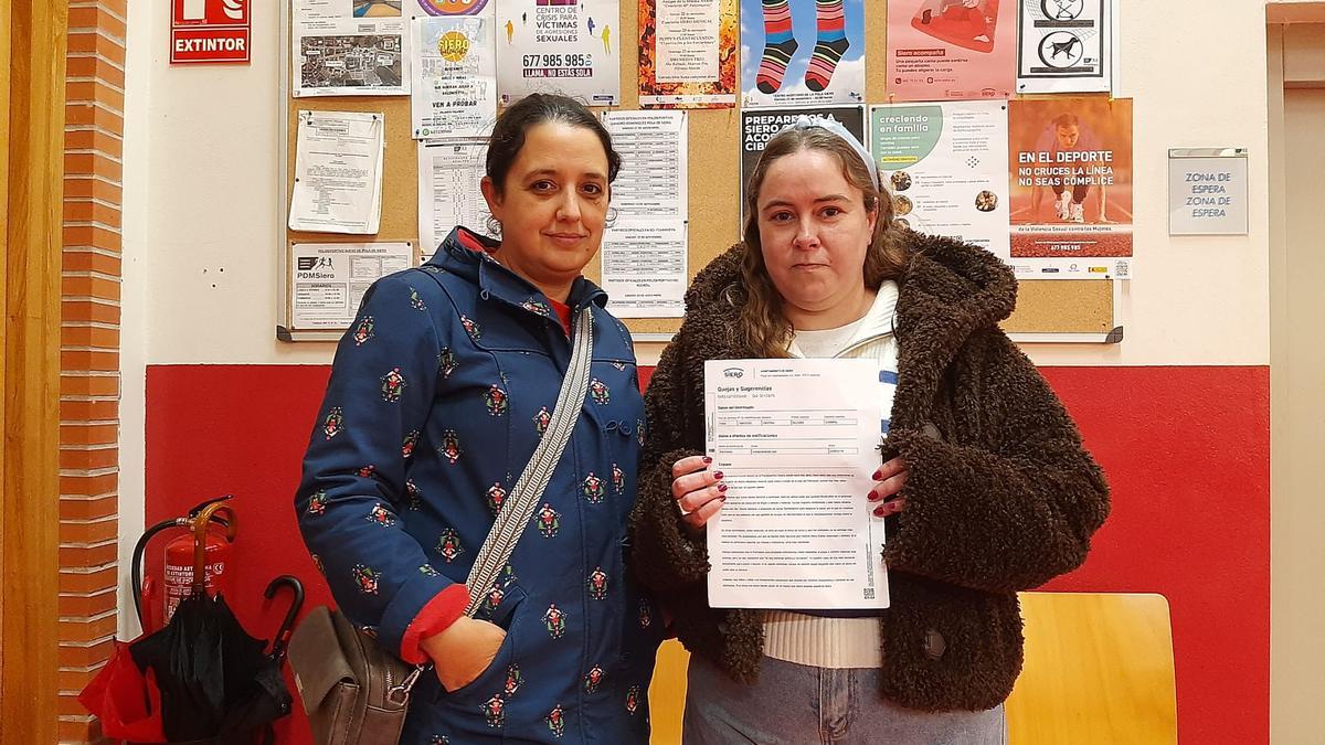 Por la izquierda, Irene González y Cristina Iglesias, con la queja que presentaron ante el Ayuntamiento