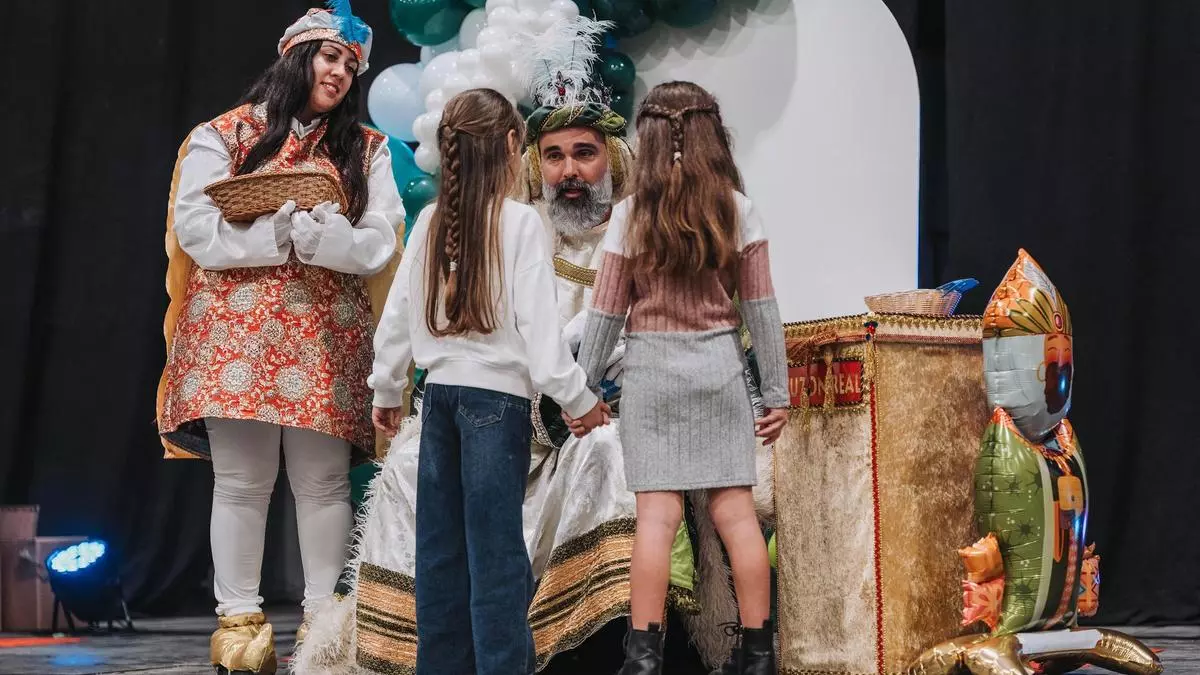 Los Reyes Magos llenan Mogán de ilusión en un popular desfile en Arguineguín