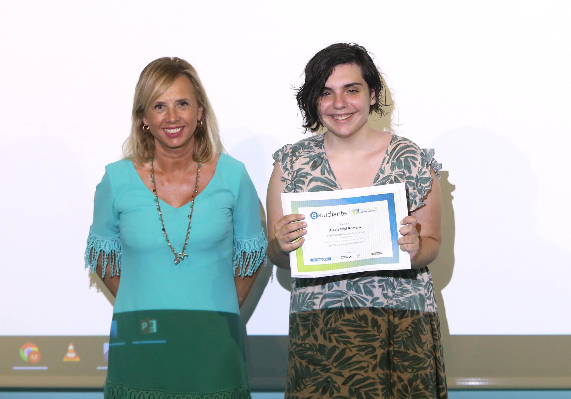 Alexia Ellul, del Colegio San Gabriel de Zuera, recoge su premio.