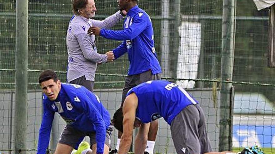 Juan Antonio Anquela se abraza a Koné durante el entrenamiento de ayer en la ciudad deportiva.