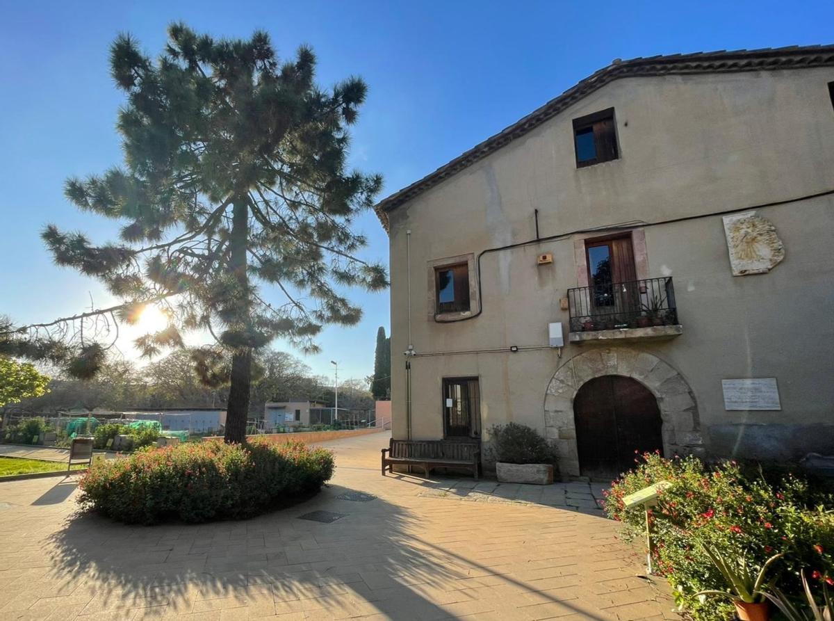 La masía Can Cadena y su huerto urbano.