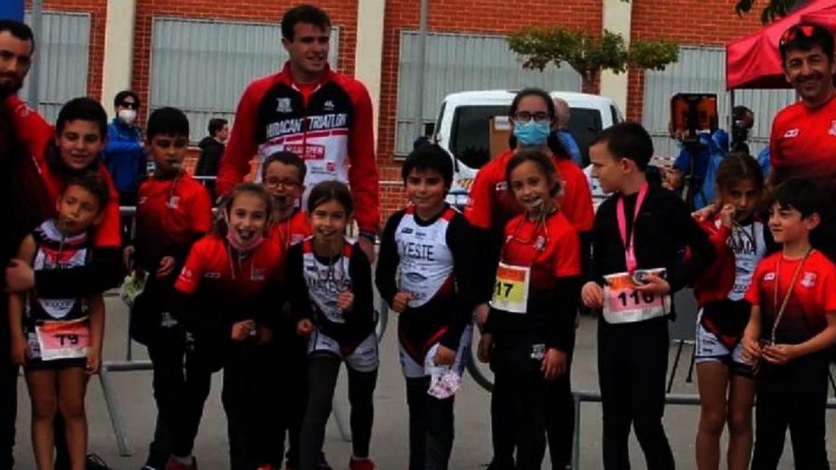 Participantes de la escuela en la Vall d’Uixó. | LEVANTE-EMV