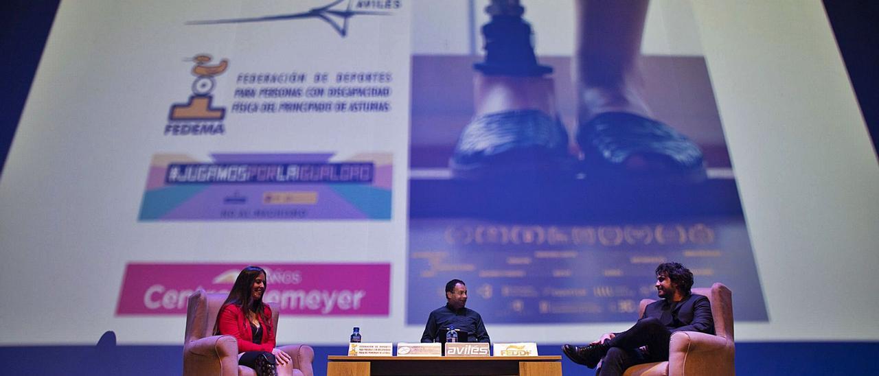 Un momento del diálogo entre la joven deportista y el director del documental, Marc Galver, a la derecha de la imagen, ayer por la tarde en el Centro Niemeyer.