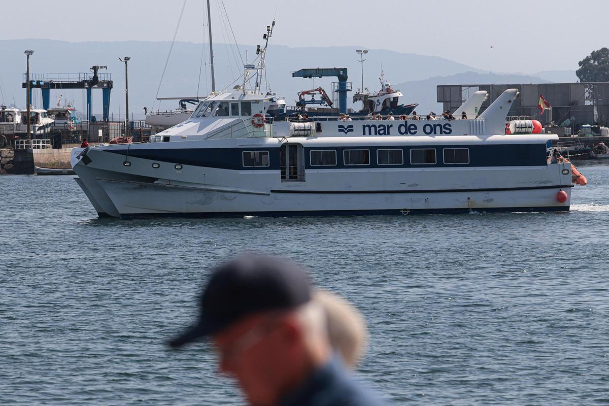 Un barco del transporte de ría, ayer, saliendo desde Cangas.