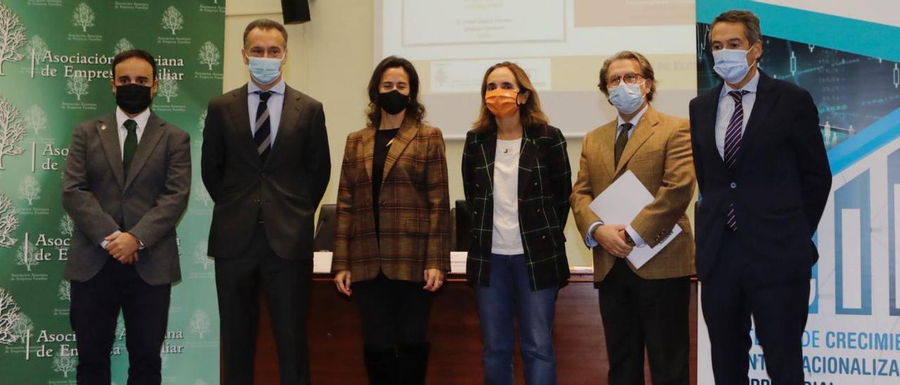 Por la izquierda Juan Díaz, Esteban García Canal, Eva Rodríguez, Carmen Benavides (decana de la Facultad de Economía y Empresa), Alfredo Fernández Santos (Banco Sabadell-Herrero) y Javier García. | Fernando Rodríguez