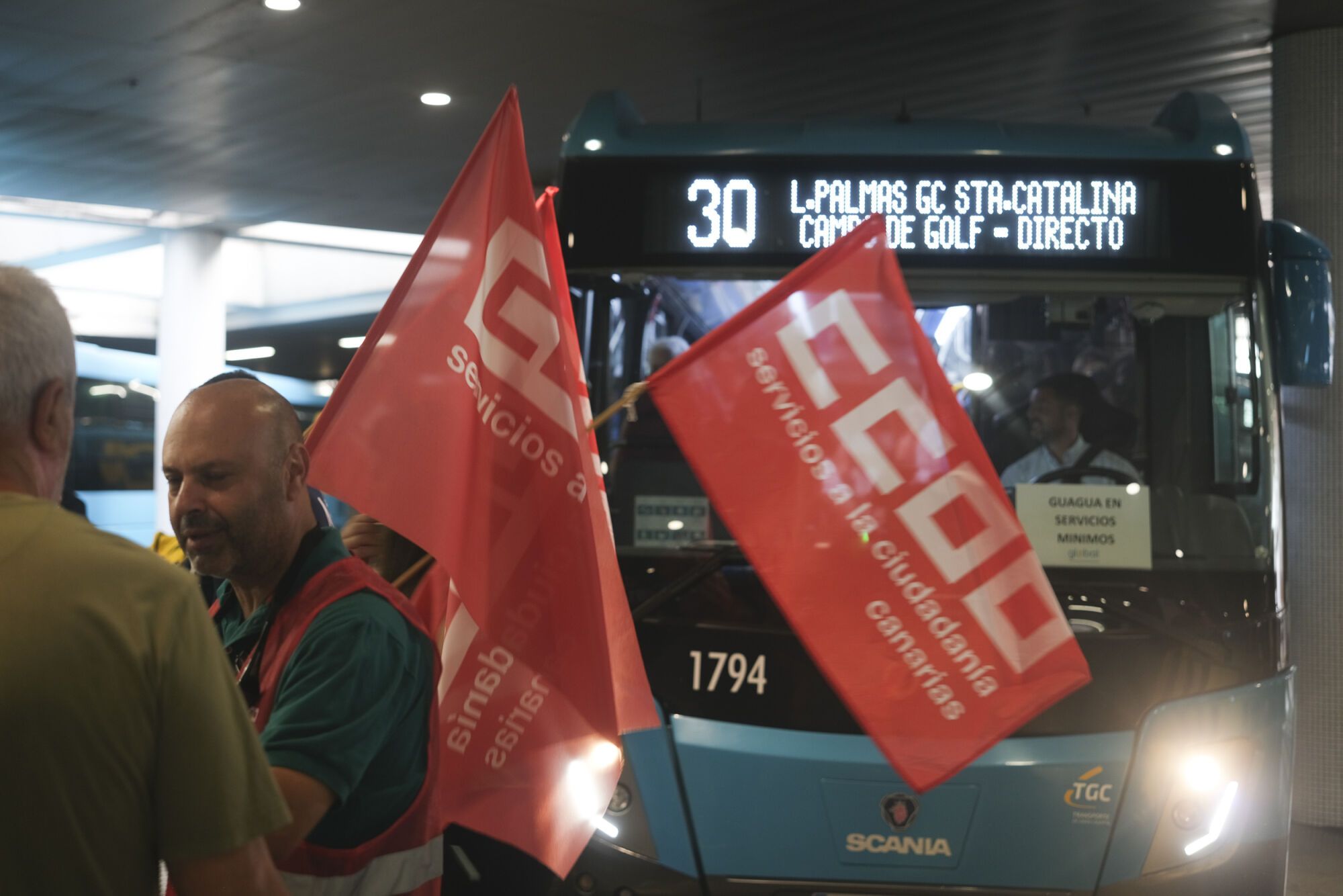 Primera jornada de huelga de los guagüeros del transporte interurbano en Gran Canaria
