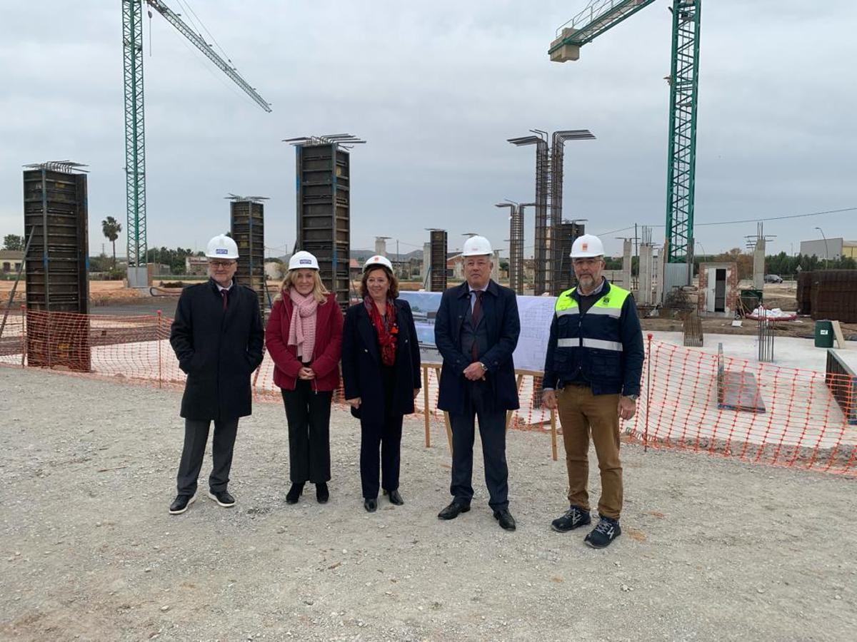 El secretario autonómico y la alcaldesa en la imagen. Detrás, las obras del nuevo colegio en fase construcción de la cimentación y la estructura