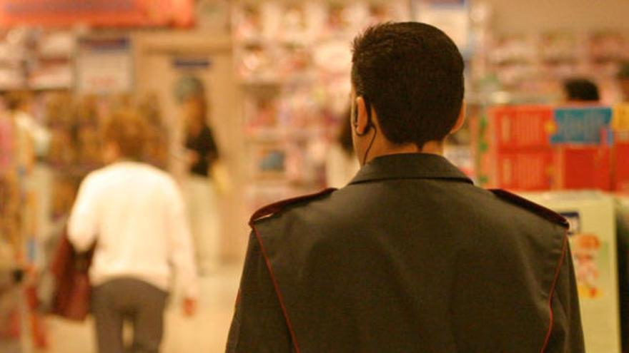 Un vigilante de seguridad en un centro comercial de la capital.