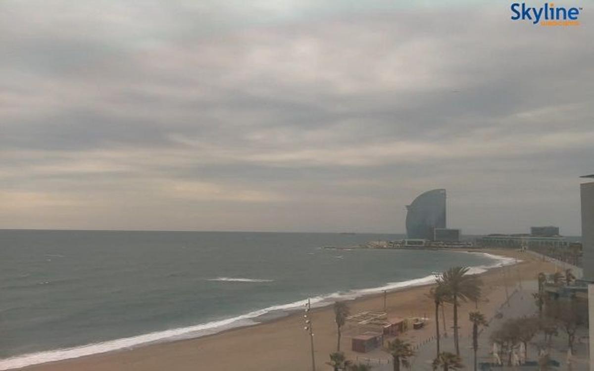 La playa de la Barcelona, desierta durante la cuarentena por coronavirus