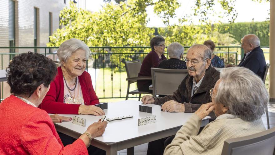 Residentes de DomusVi Villaralbo, disfrutando de una partida de dominó. | Cedida