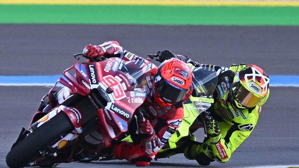 Un inmenso socavón en Brasil no impide el primer triunfo de Márquez