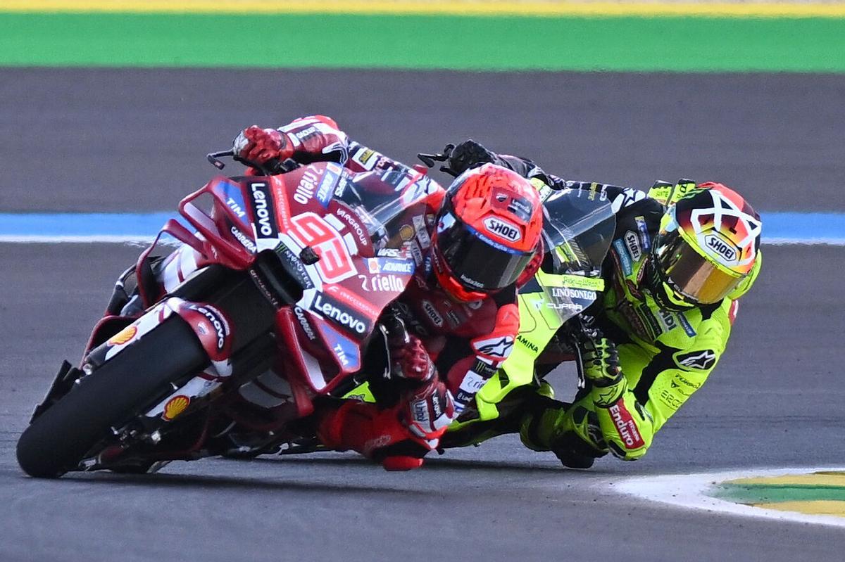 El piloto español Marc Marquez (i) compite durante el esprint del Gran Premio de Brasil.