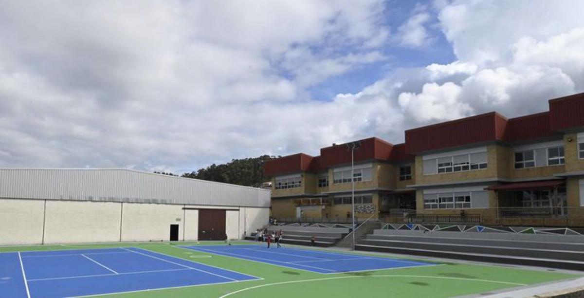 Unha imaxe do patio de San Roque no 2000 e na actualidade coas coñecidas pistas de tenis.   | // G.N.