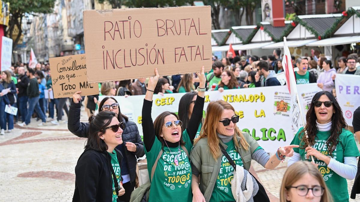 Los docentes de Elche salen a protestar a la calle por mejoras en sus condiciones de trabajo